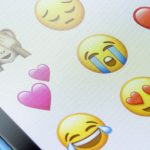 Emoji e emoticon: la comunicazione a confronto con le espressioni facciali