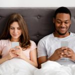 Phubbing nelle relazioni di coppia: gli effetti negativi dell'uso del telefono