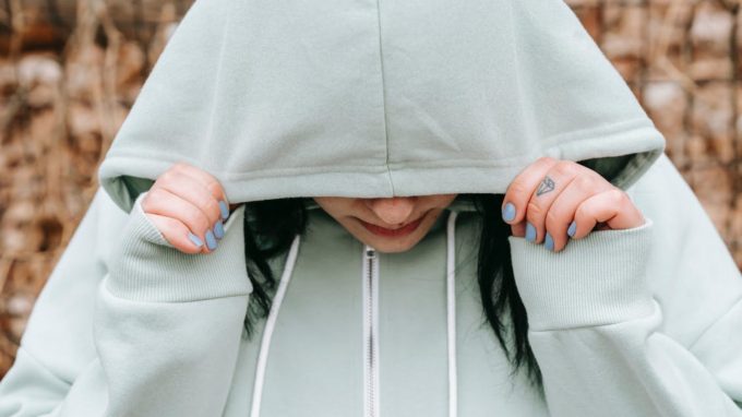 Paura del giudizio e bassa autostima nella solitudine in adolescenza