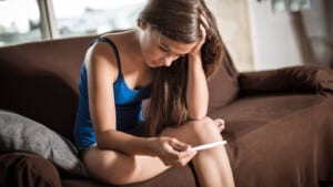 Aborto in adolescenza: il sostegno sociale per contrastare lo stigma