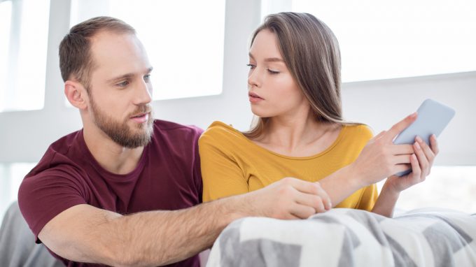 La gelosia su Facebook e la violenza da parte del partner