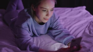 Qualità del sonno, sonnolenza diurna e uso di dispositivi elettronici a letto