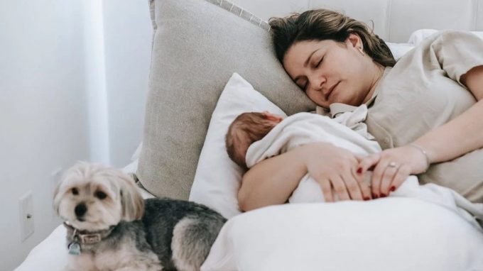 Quando potrò ricominciare a dormire? Come variano i ritmi del sonno delle mamme nelle fasi di vita di un bambino