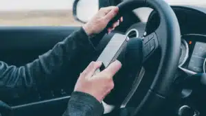 Uso del cellulare durante la guida: tra impulsività e FOMO