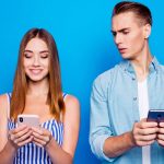 Gelosia retroattiva nella coppia: il ruolo dei social network