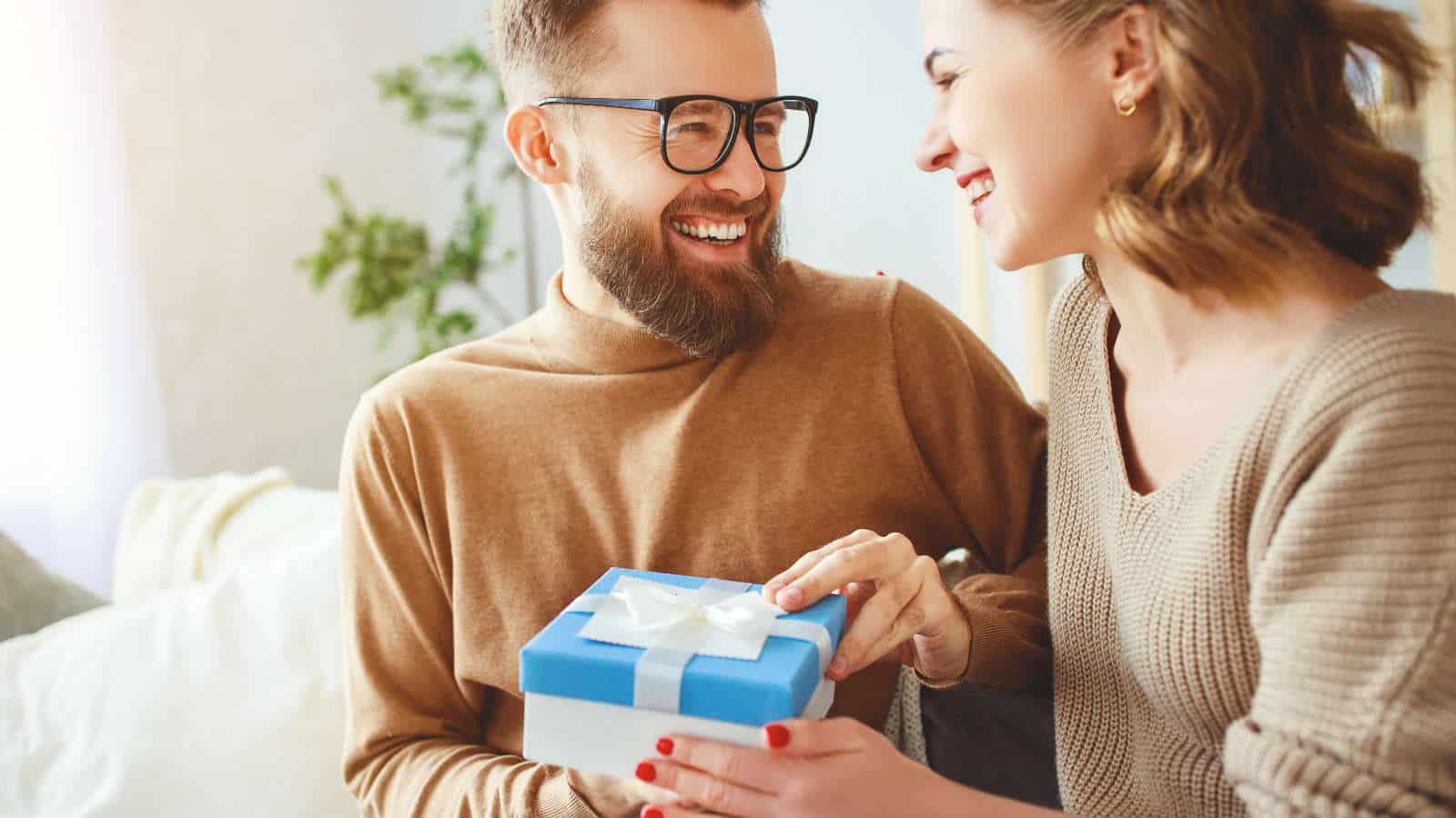 Relazioni di coppia: gli effetti positivi del regalo come spesa prosociale