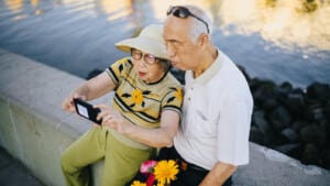 Ageismo digitale: discriminazione verso gli anziani - Psicologia Digitale