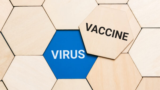 Come sfiducia e teorie complottiste condizionano la propensione a vaccinarsi contro il COVID-19